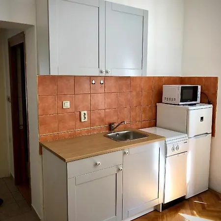 And By The Sea - 14937 Gostinjska kuća 3*