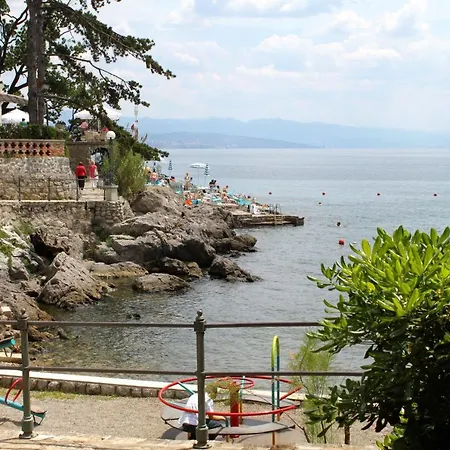 And By The Sea - 14937 Affittacamere 3*